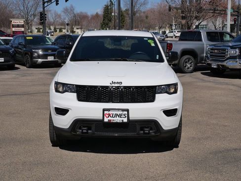 Used 2019 Jeep Grand Cherokee Laredo image 2