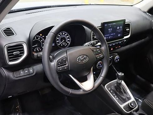 Used 2022 Hyundai Venue SEL image 22