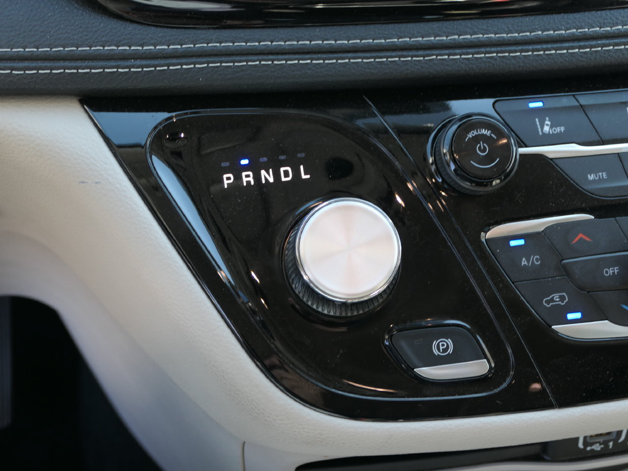 Used 2024 Chrysler Pacifica Limited FWD image 23