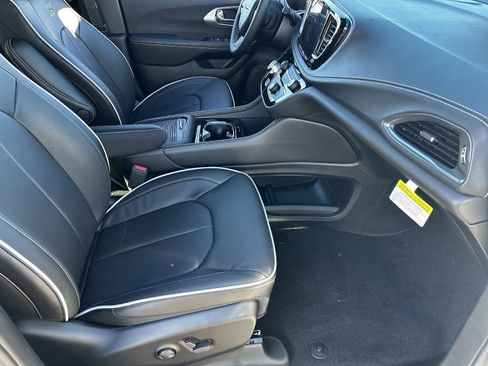 New 2026 Chrysler Pacifica Limited w/ S Appearance Package image 8