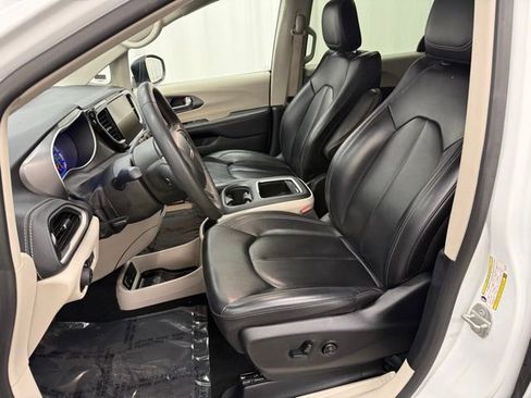 Used 2023 Chrysler Pacifica Touring-L image 5