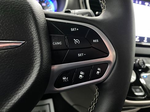 Used 2024 Chrysler Pacifica Touring-L image 17