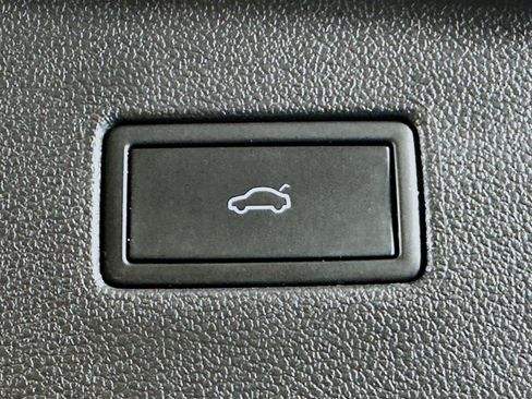 Used 2022 Volkswagen Tiguan SE w/ Panoramic Sunroof Package FWD image 31
