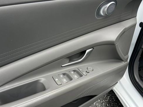 Used 2023 Hyundai Elantra SEL w/ Cargo Package image 11