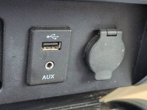 Used 2018 Nissan Titan SV w/ SV Convenience Package RWD image 22