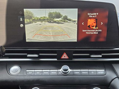 Certified 2025 Hyundai Elantra Limited FWD image 18