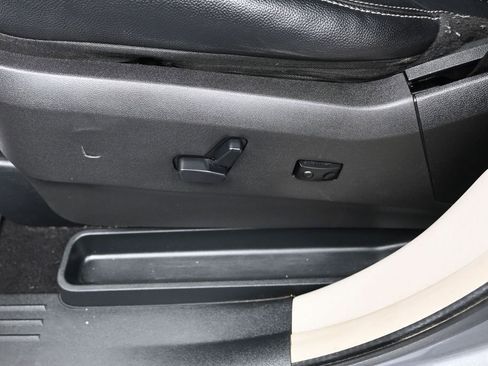 Used 2013 Chrysler Town & Country Touring-L w/ Driver Convenience Group FWD image 12