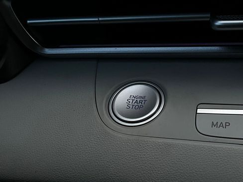 Used 2025 Hyundai Elantra Limited image 31