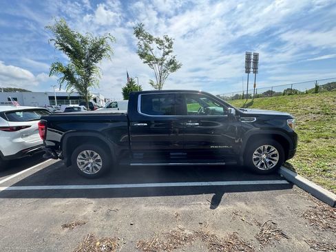 Used 2020 GMC Sierra 1500 Denali w/ Technology Package AWD/4WD image 3