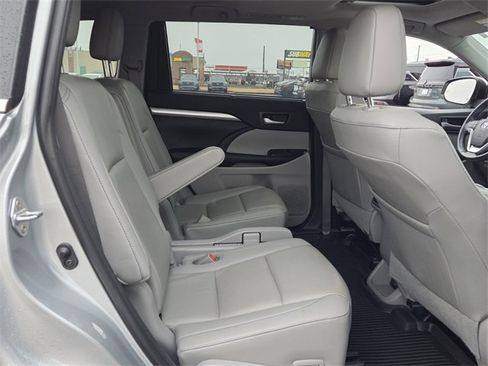 Used 2019 Toyota Highlander XLE image 18