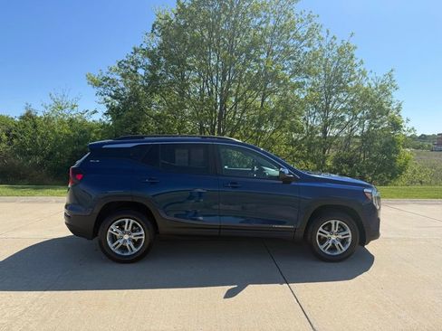 Used 2022 GMC Terrain SLE w/ Driver Convenience Package AWD/4WD image 2