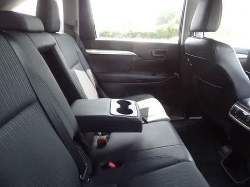 Used 2015 Toyota Highlander Plus AWD/4WD image 9