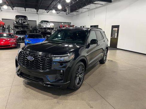 Used 2025 Ford Explorer ST-Line w/ ST-Line Street Pack image 7