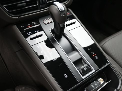 Certified 2026 Porsche Macan AWD/4WD image 13