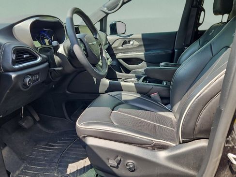 Used 2024 Chrysler Pacifica Limited w/ Uconnect Theater Family Group image 17