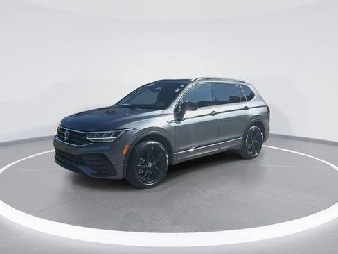 Certified 2024 Volkswagen Tiguan SE R-Line image 4