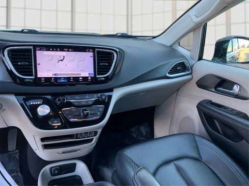 Used 2024 Chrysler Pacifica Touring-L image 12