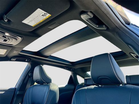 Used 2023 Toyota Crown Limited image 21