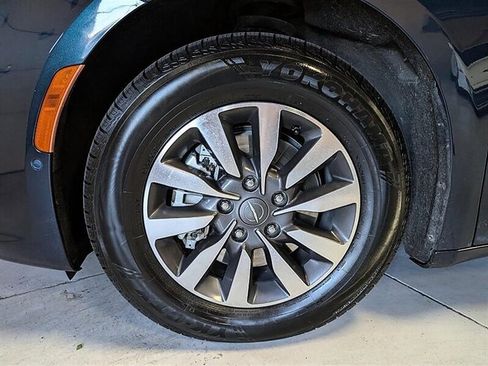 Used 2022 Chrysler Pacifica Touring-L w/ Uconnect Theater Family Group FWD image 15