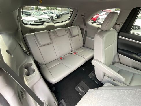 Used 2017 Toyota Highlander Limited AWD/4WD image 22
