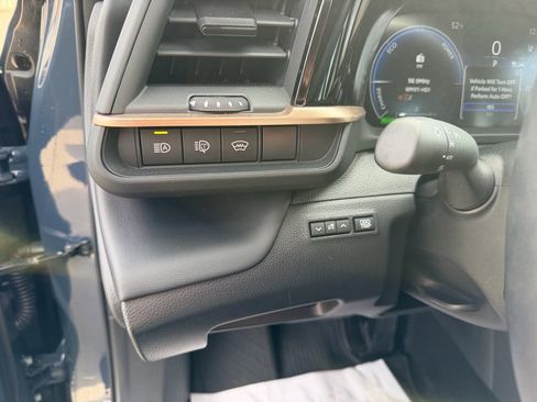 Certified 2025 Toyota Crown Signia image 11