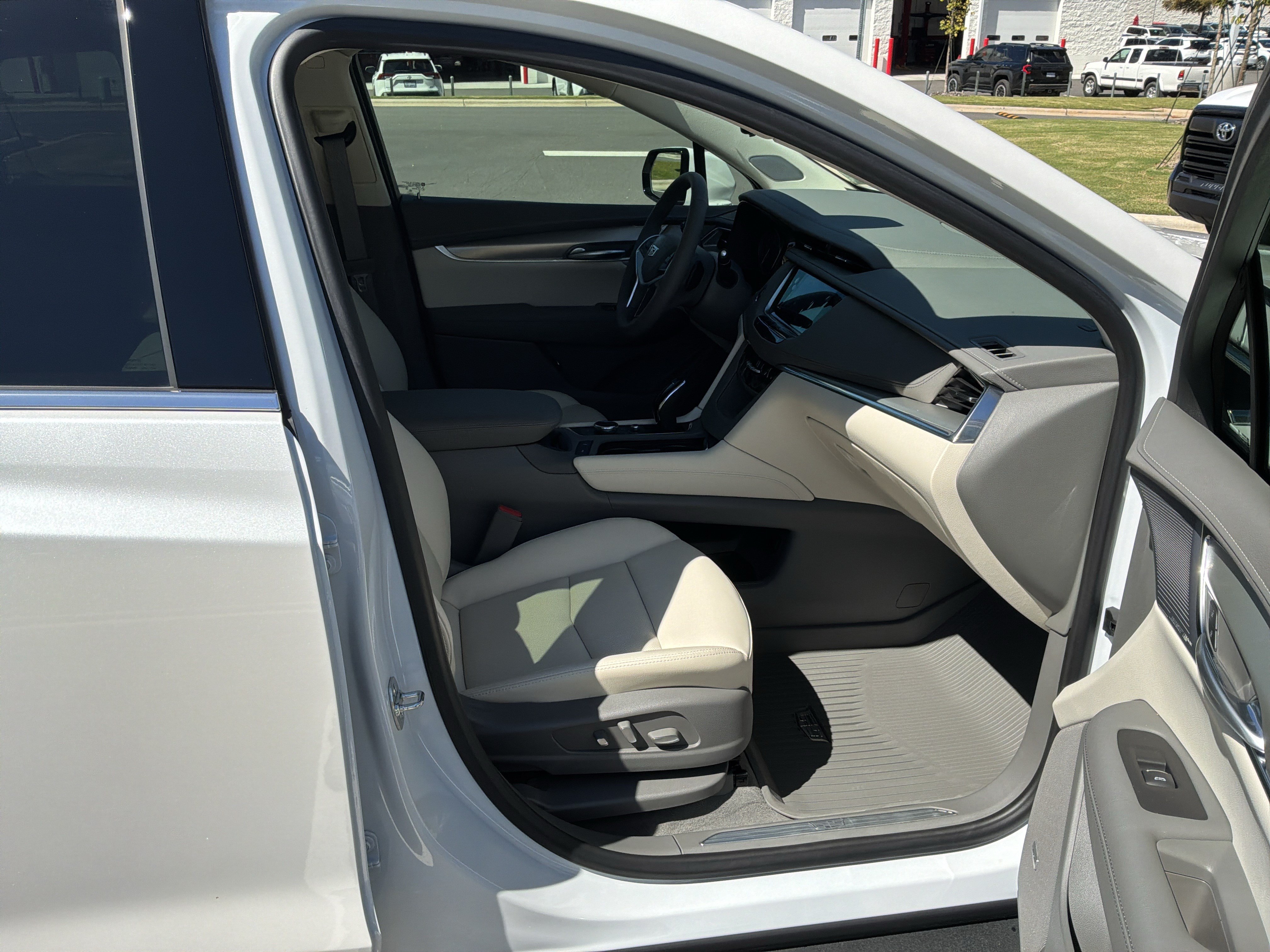 Used 2026 Cadillac XT5 Premium Luxury w/ Driver Assist Package FWD image 33
