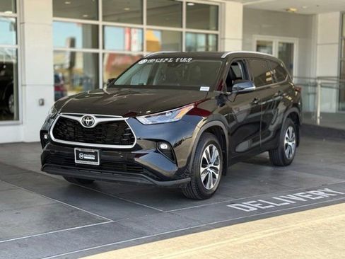 Certified 2022 Toyota Highlander XLE image 2