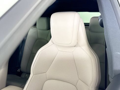 Certified 2025 Porsche Macan Electric RWD image 25