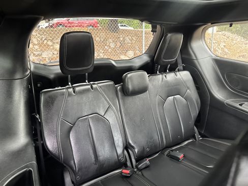 Used 2018 Chrysler Pacifica Touring-L Plus FWD image 10