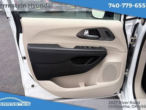 Used 2024 Chrysler Pacifica Touring-L FWD image 13