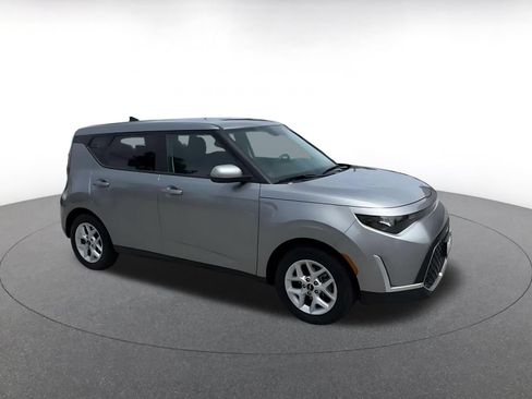 Used 2025 Kia Soul LX w/ LX Technology Package FWD image 2