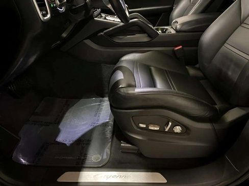 Used 2019 Porsche Cayenne w/ Premium Package image 69