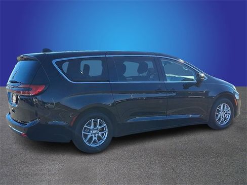Used 2024 Chrysler Pacifica Touring-L image 5
