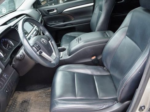 Used 2016 Toyota Highlander XLE AWD/4WD image 4
