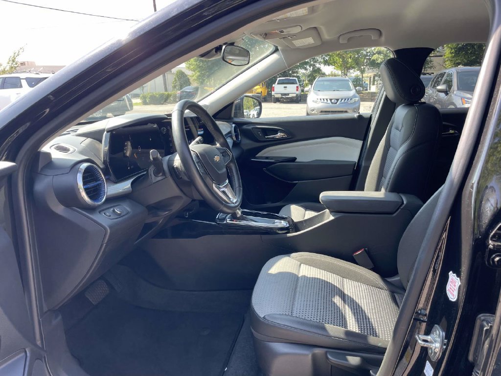 Used 2025 Chevrolet Trax LT w/ LT Convenience Package FWD image 15