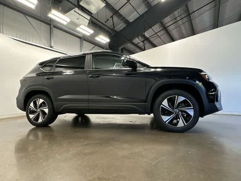 Used 2025 Volkswagen Taos SE AWD/4WD image 3