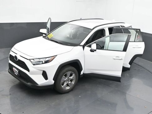 Used 2025 Toyota RAV4 XLE image 59