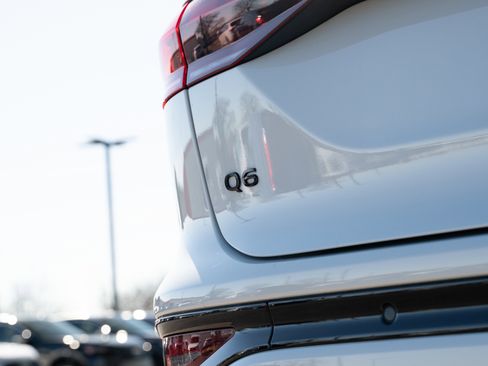 Certified 2025 Audi Q6 e-tron Premium Plus w/ Premium Plus AWD/4WD image 31