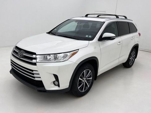 Used 2018 Toyota Highlander XLE AWD/4WD image 4