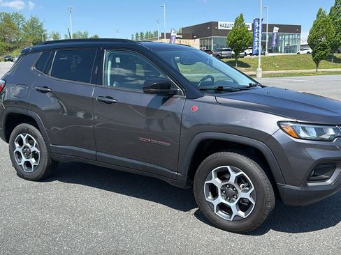 Used 2022 Jeep Compass Trailhawk w/ Trailhawk Convenience Group AWD/4WD image 2