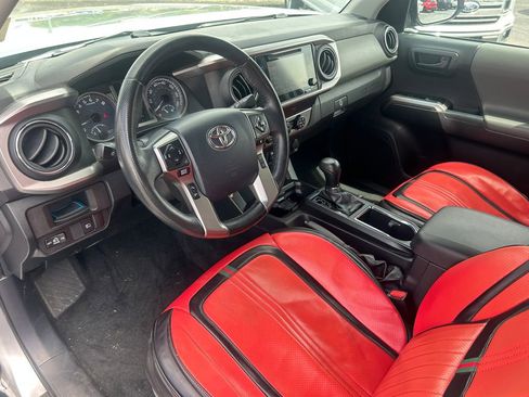 Used 2019 Toyota Tacoma SR5 AWD/4WD image 25
