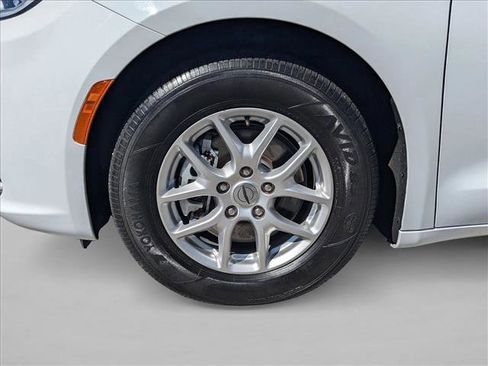 Used 2023 Chrysler Pacifica Touring-L image 23