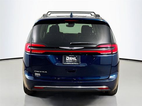Used 2022 Chrysler Pacifica Touring-L FWD image 12