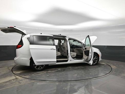 Used 2017 Chrysler Pacifica Limited w/ UConnect Theater Package image 40