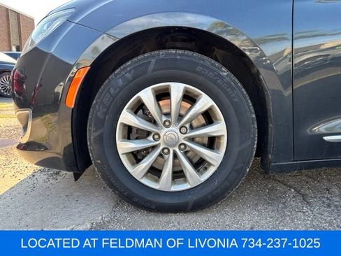 Used 2018 Chrysler Pacifica Touring-L w/ Premium Audio Group FWD image 5