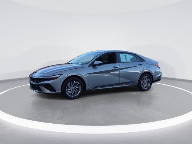 Used 2026 Hyundai Elantra Hybrid FWD image 4