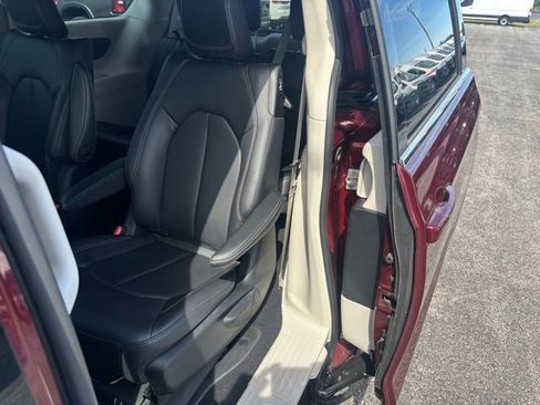 Used 2023 Chrysler Pacifica Touring-L FWD image 16