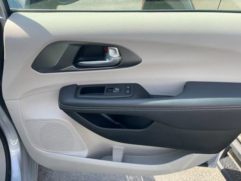 Used 2024 Chrysler Pacifica Touring-L image 8