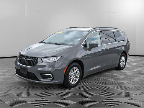 Used 2022 Chrysler Pacifica Touring-L FWD image 2
