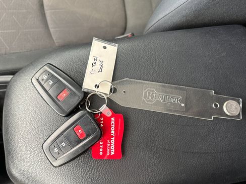 Used 2019 Toyota RAV4 XLE AWD/4WD image 9
